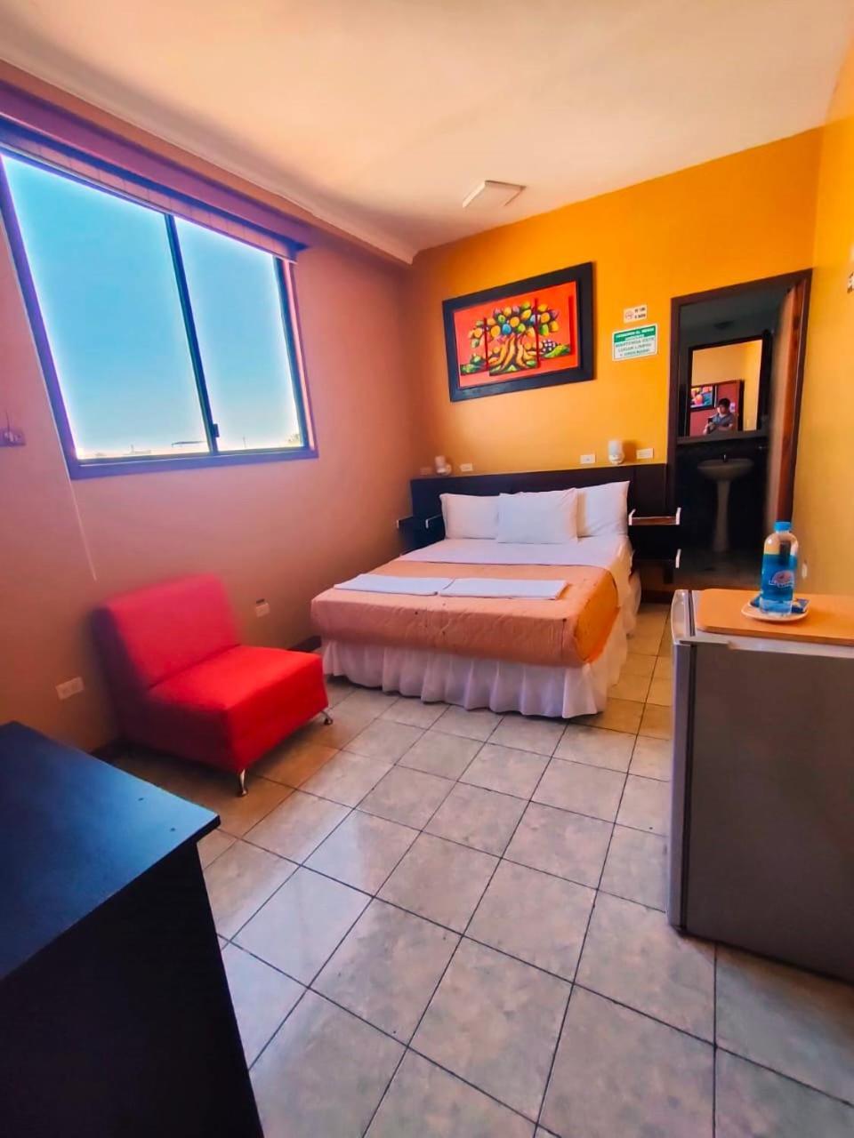 פוארטו בקריסו מורנו Hotel Los Algarrobos מראה חיצוני תמונה