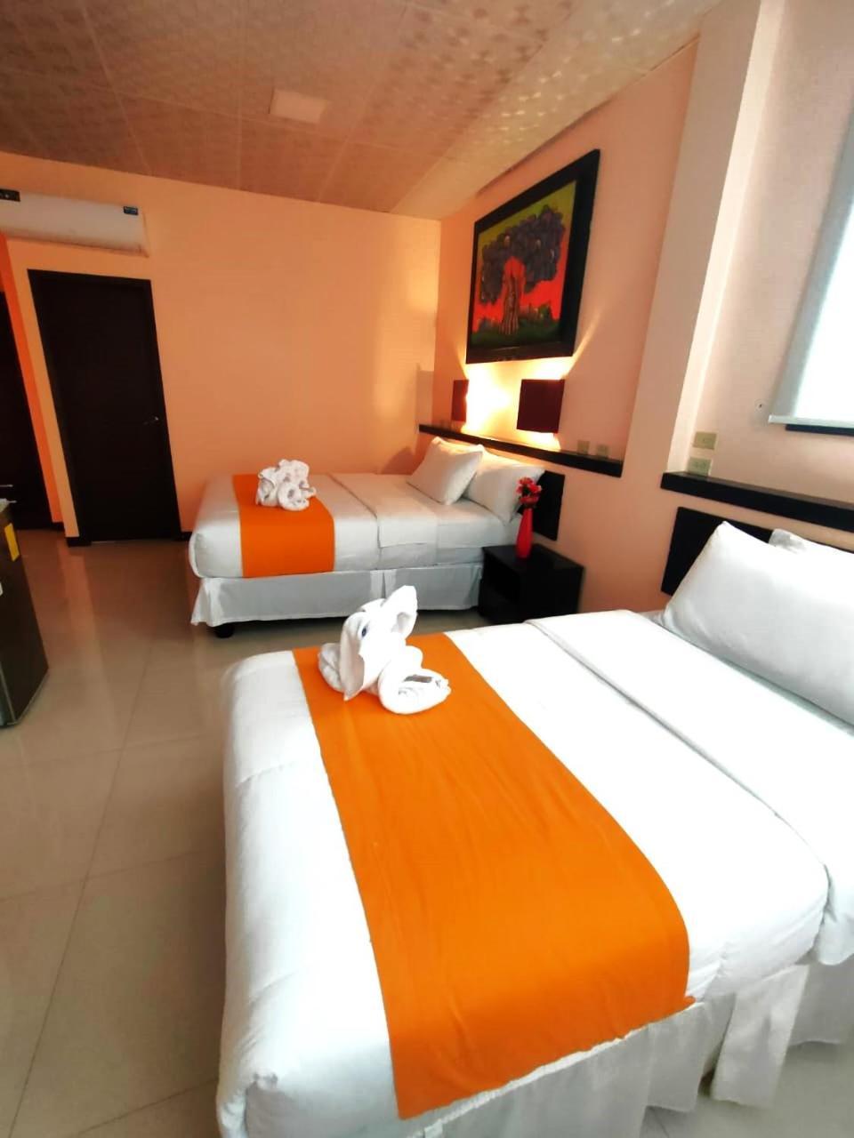פוארטו בקריסו מורנו Hotel Los Algarrobos מראה חיצוני תמונה