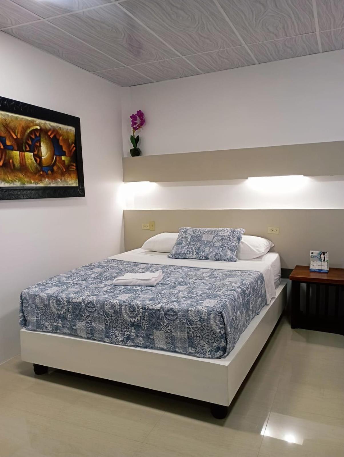 פוארטו בקריסו מורנו Hotel Los Algarrobos מראה חיצוני תמונה