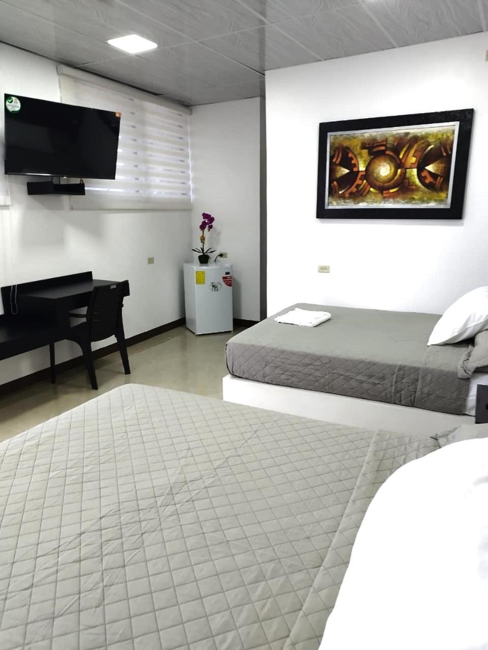 פוארטו בקריסו מורנו Hotel Los Algarrobos מראה חיצוני תמונה