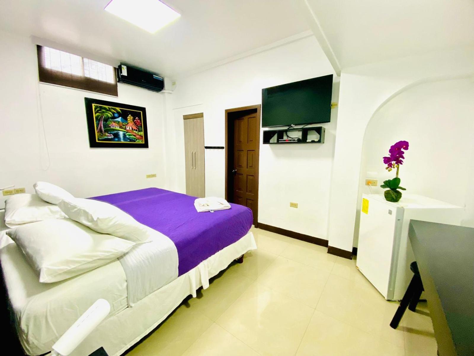 פוארטו בקריסו מורנו Hotel Los Algarrobos מראה חיצוני תמונה