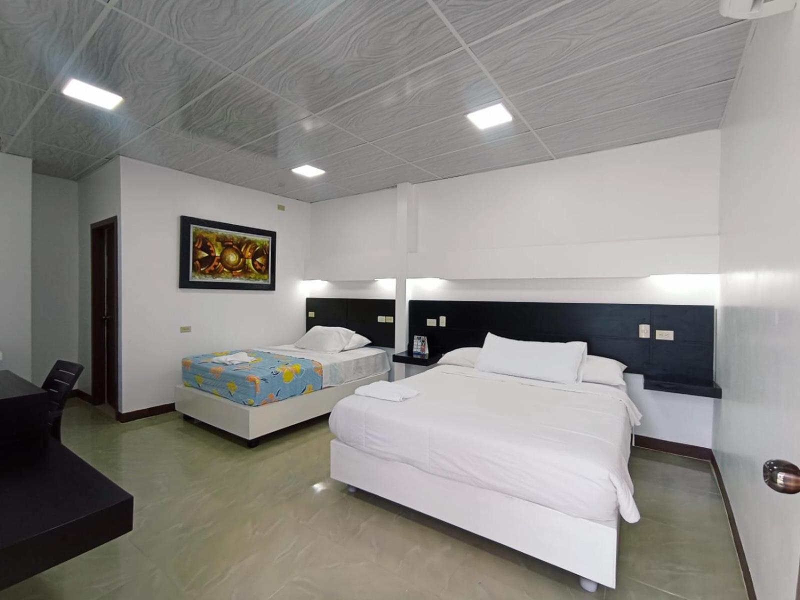 פוארטו בקריסו מורנו Hotel Los Algarrobos מראה חיצוני תמונה