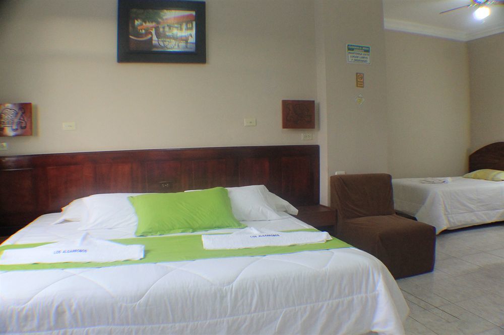 פוארטו בקריסו מורנו Hotel Los Algarrobos מראה חיצוני תמונה