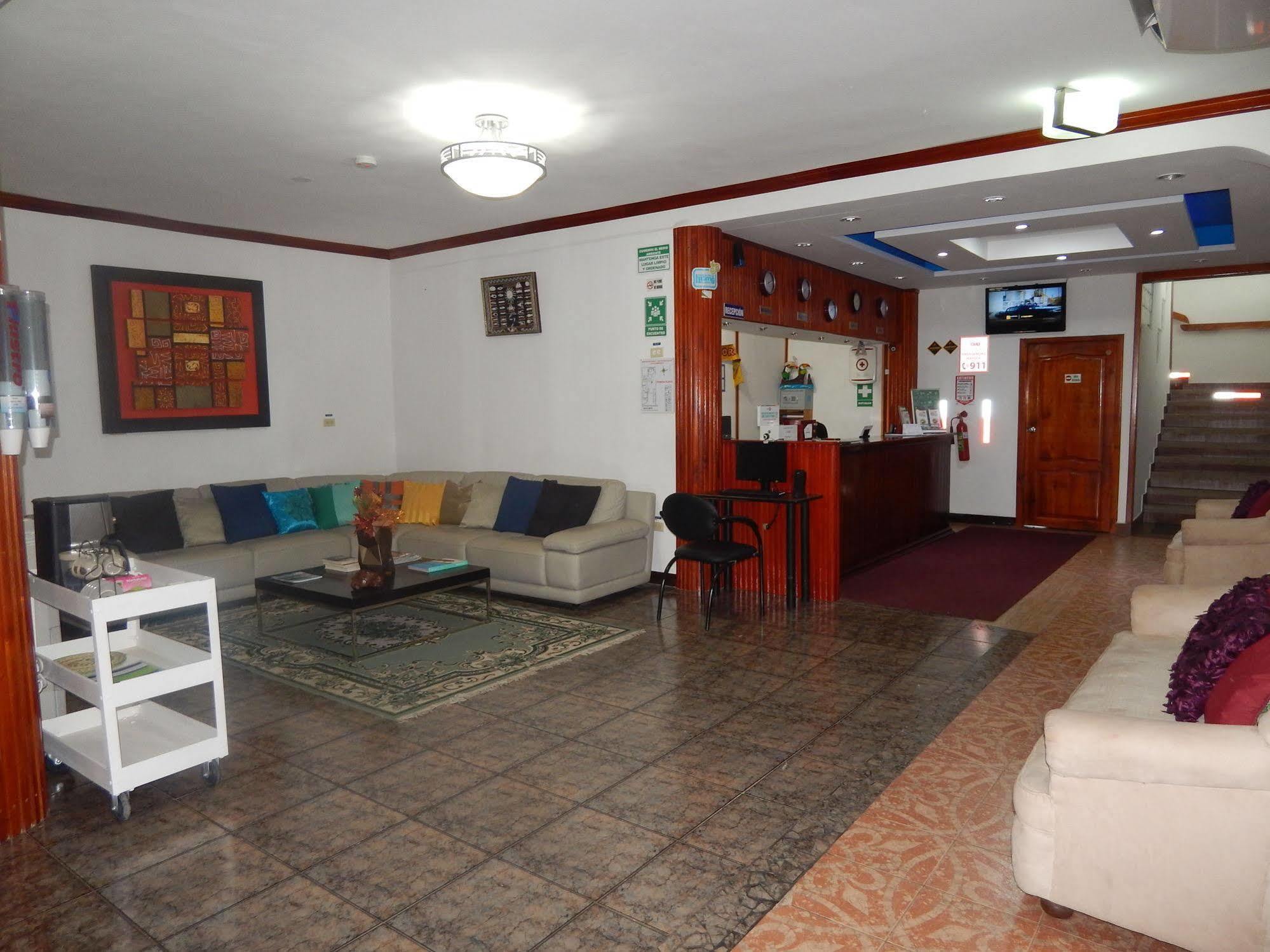 פוארטו בקריסו מורנו Hotel Los Algarrobos מראה חיצוני תמונה
