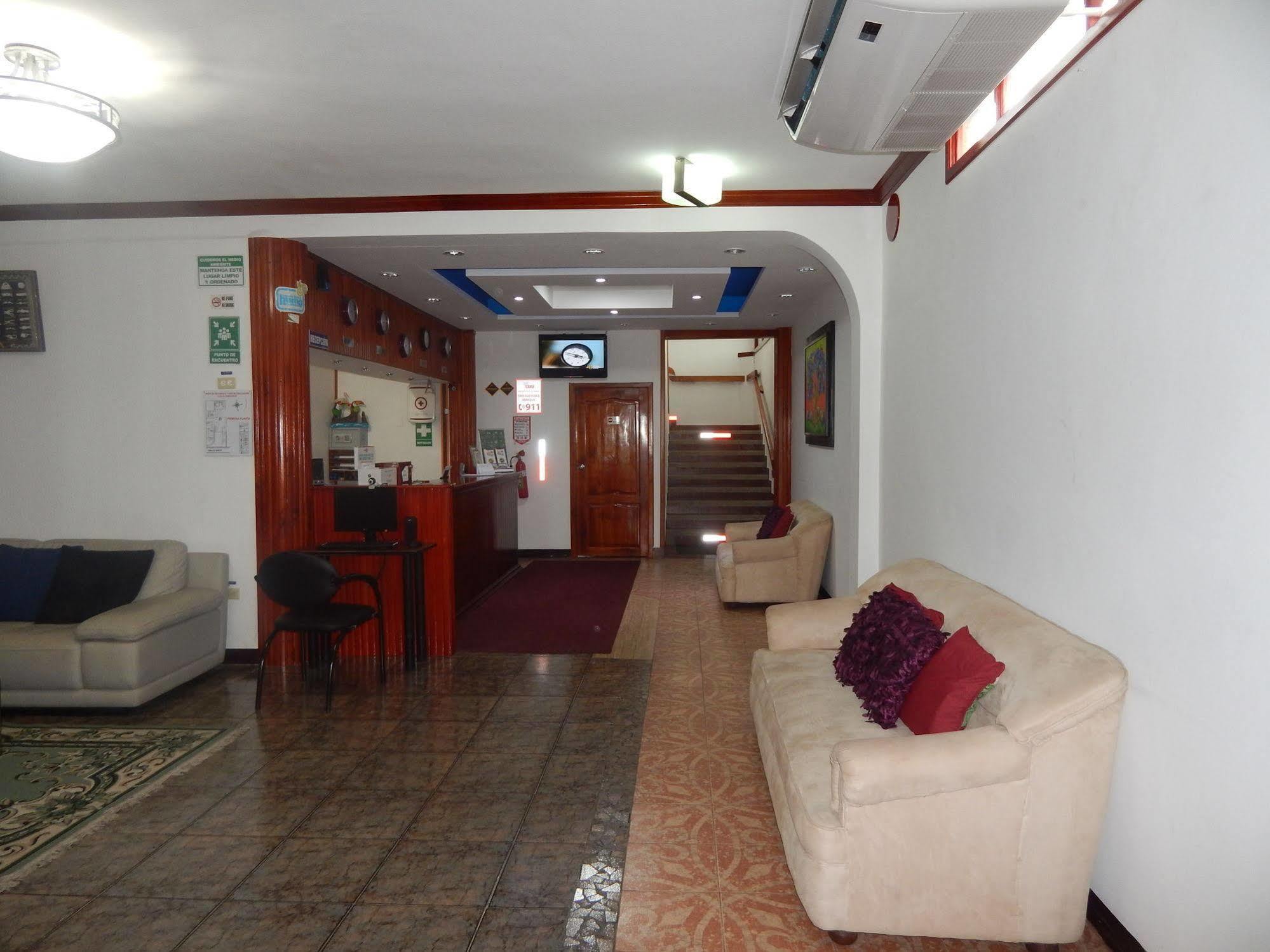 פוארטו בקריסו מורנו Hotel Los Algarrobos מראה חיצוני תמונה