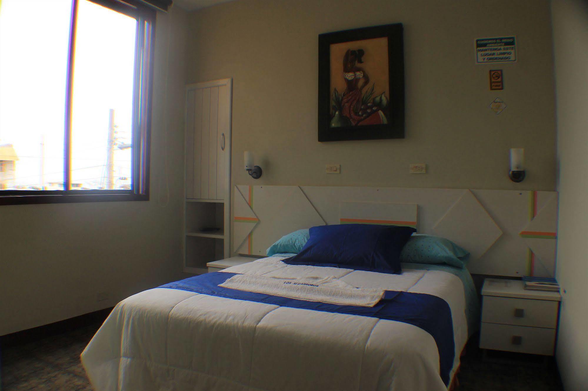 פוארטו בקריסו מורנו Hotel Los Algarrobos מראה חיצוני תמונה