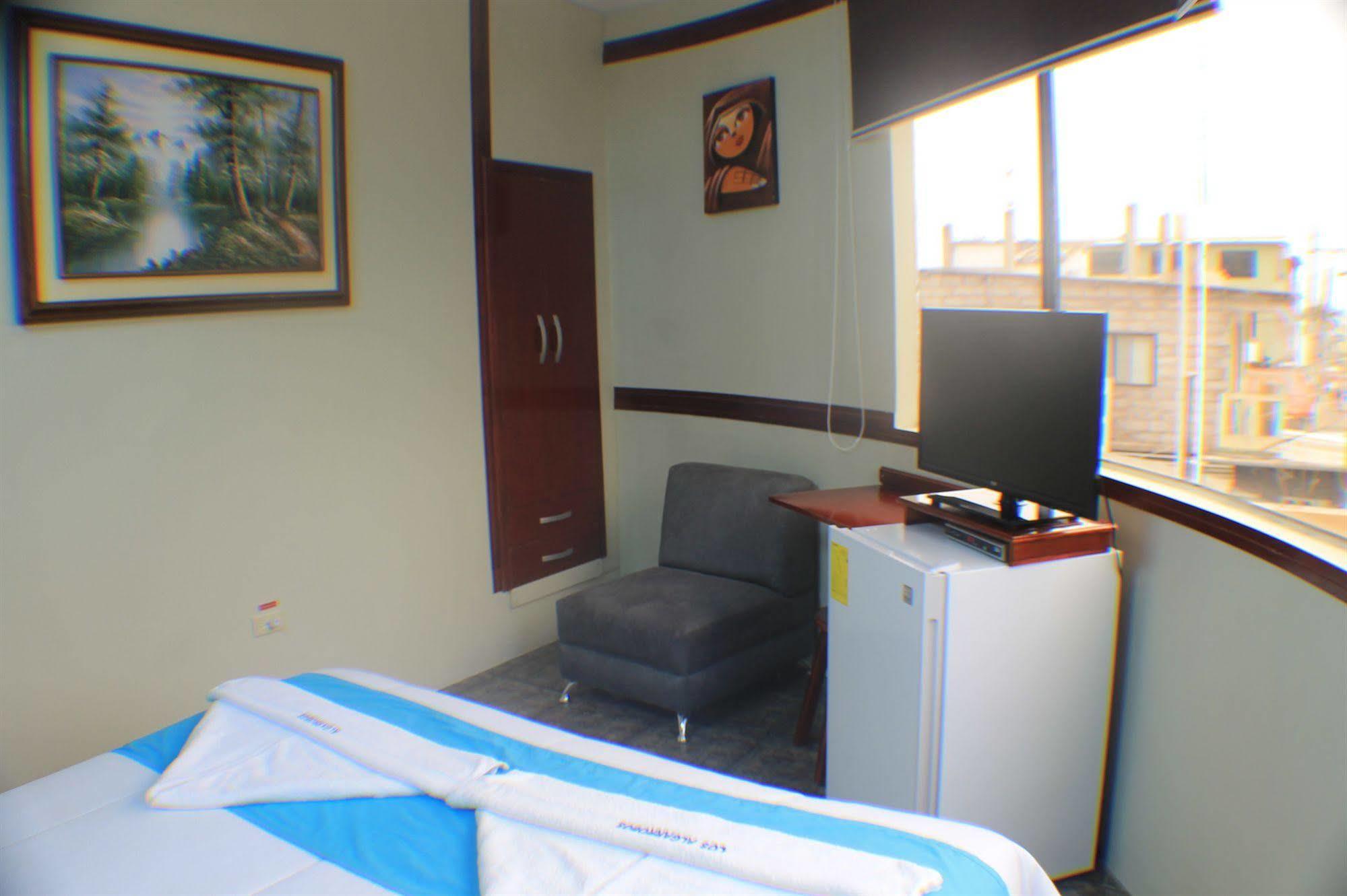 פוארטו בקריסו מורנו Hotel Los Algarrobos מראה חיצוני תמונה