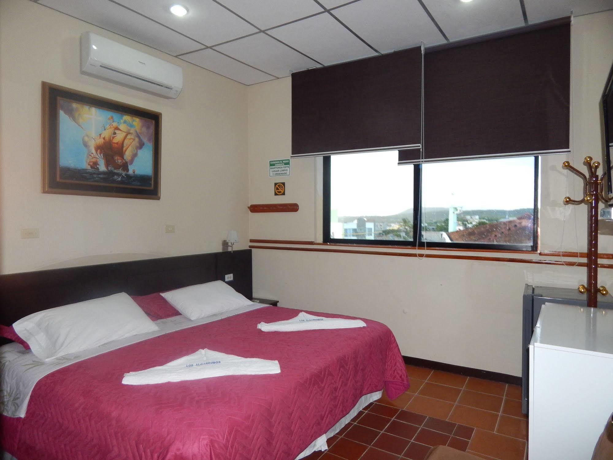 פוארטו בקריסו מורנו Hotel Los Algarrobos מראה חיצוני תמונה