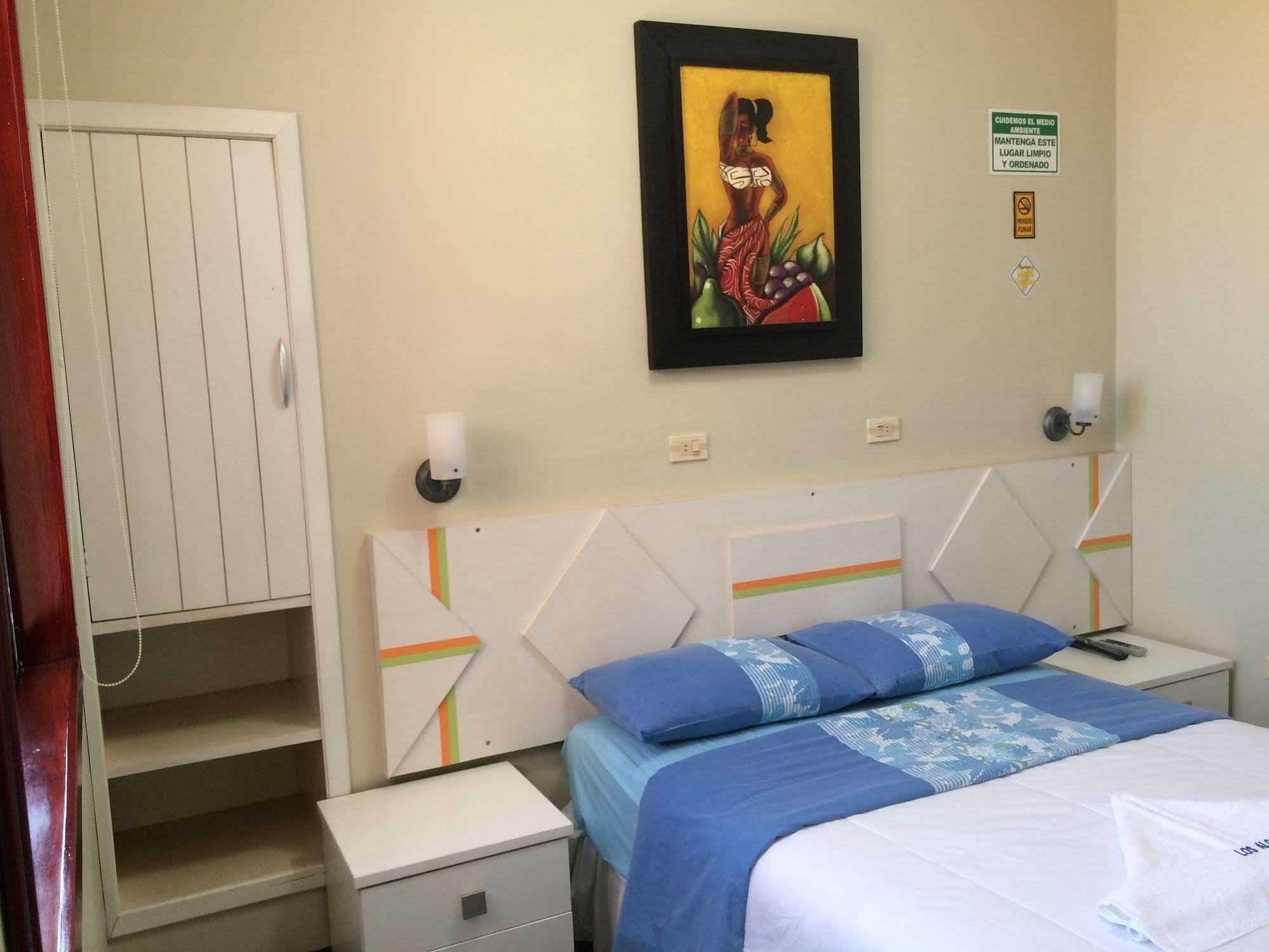 פוארטו בקריסו מורנו Hotel Los Algarrobos מראה חיצוני תמונה
