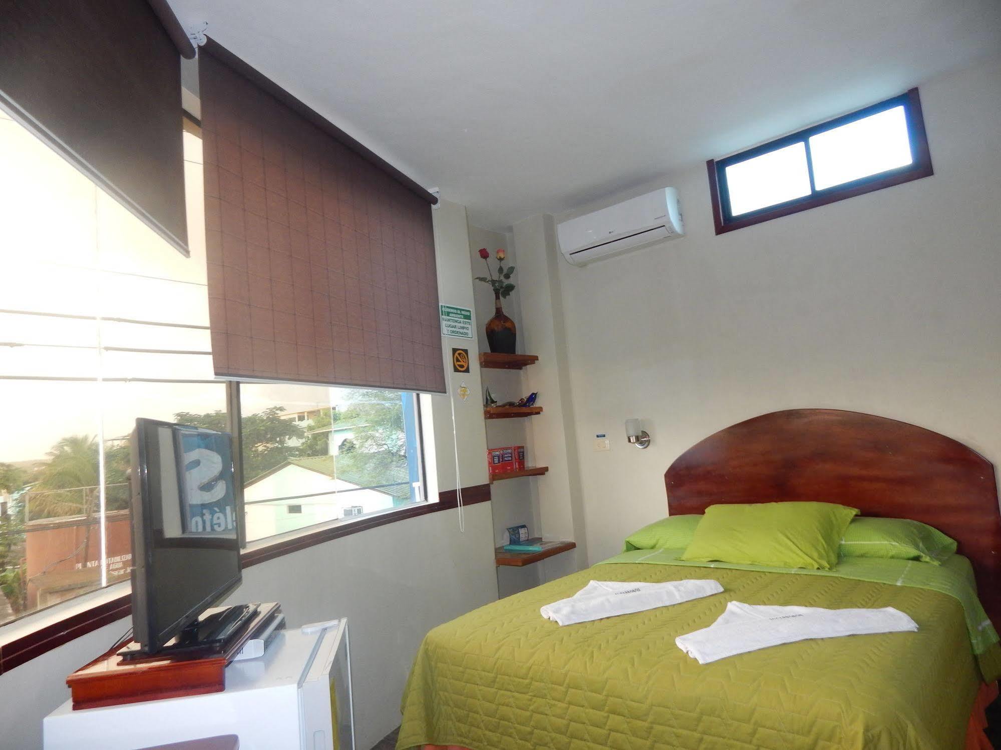 פוארטו בקריסו מורנו Hotel Los Algarrobos מראה חיצוני תמונה
