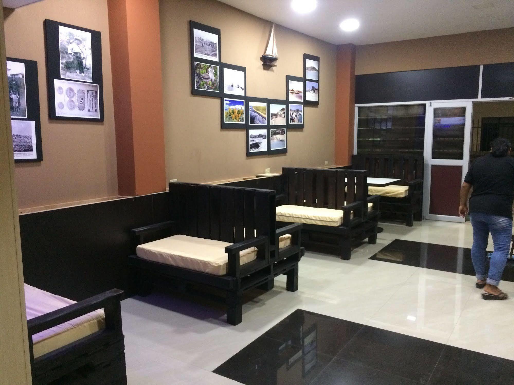 פוארטו בקריסו מורנו Hotel Los Algarrobos מראה חיצוני תמונה