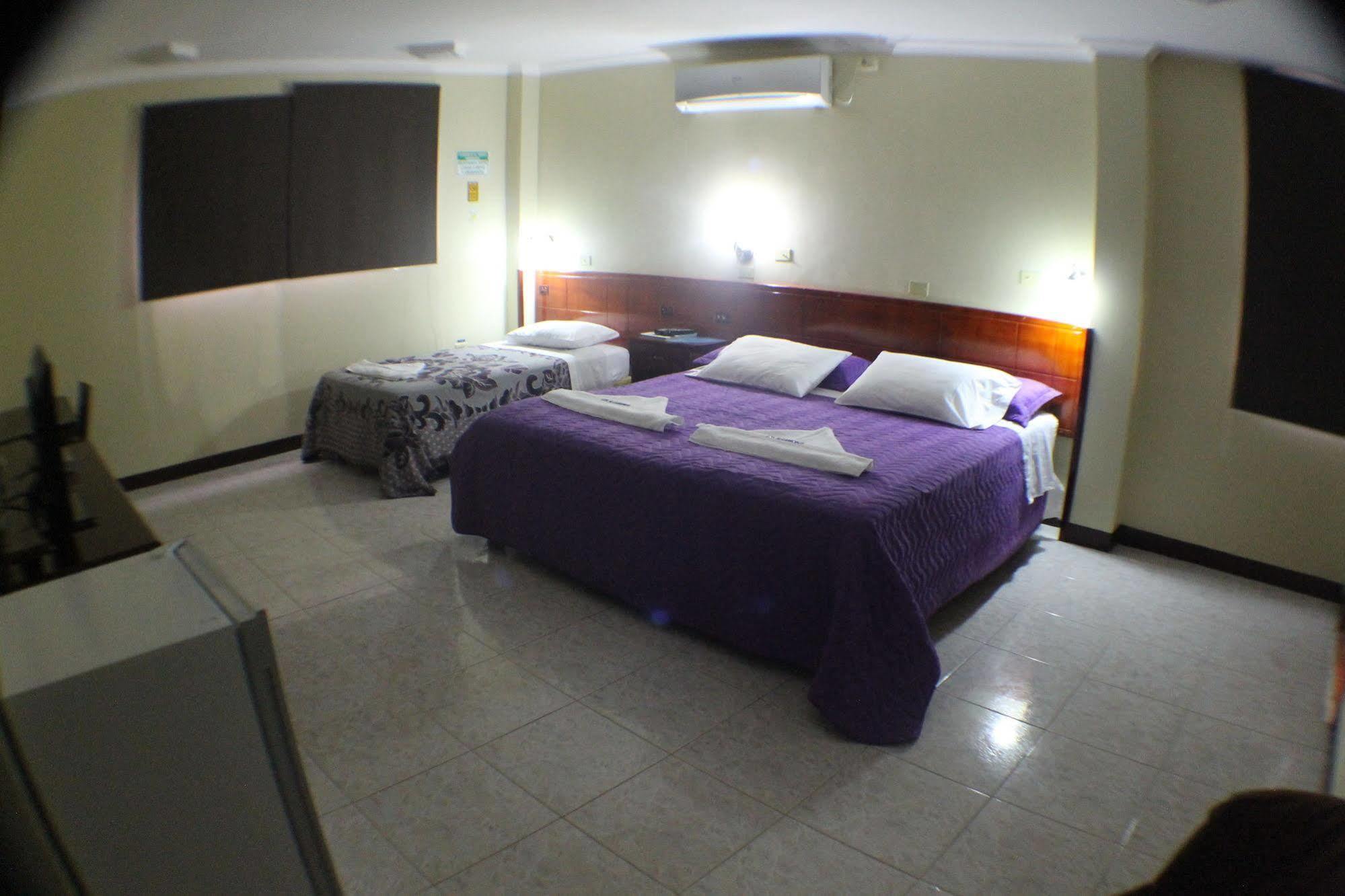 פוארטו בקריסו מורנו Hotel Los Algarrobos מראה חיצוני תמונה